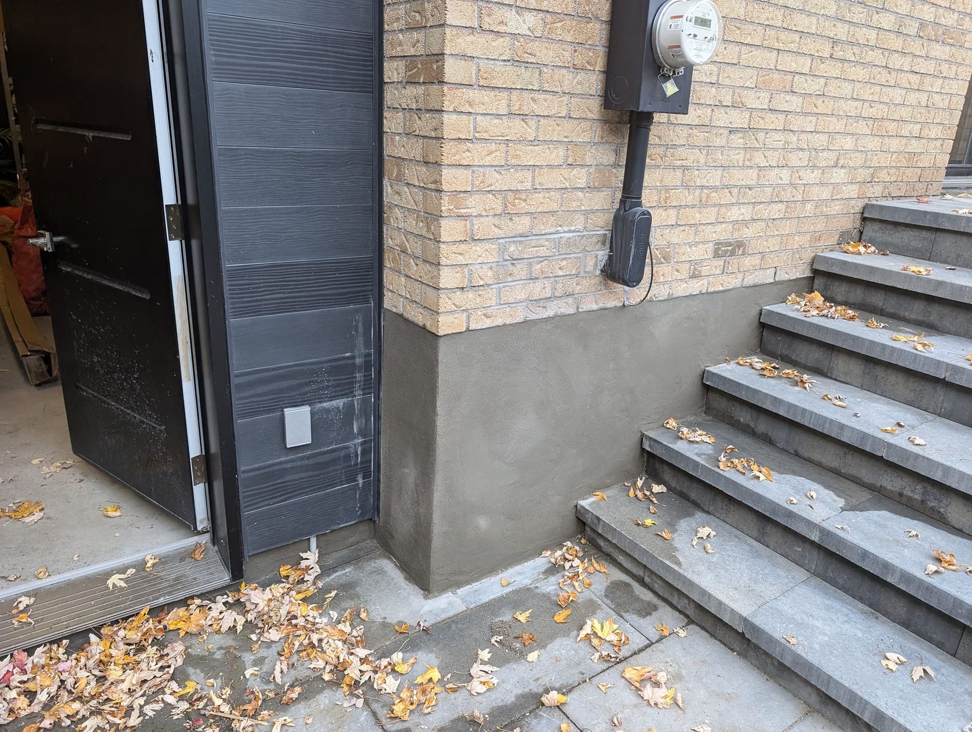 Un bâtiment en briques avec des escaliers qui y mènent.