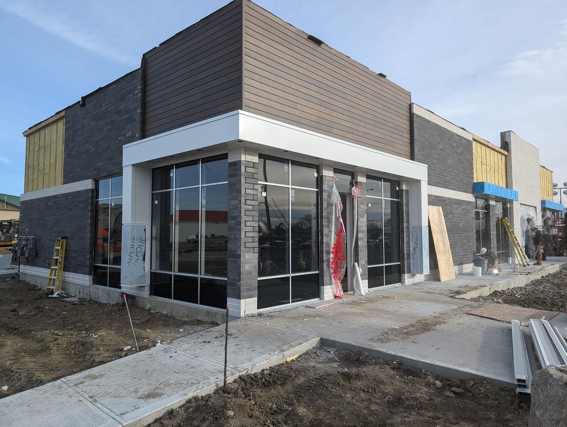 Un bâtiment en construction avec beaucoup de fenêtres