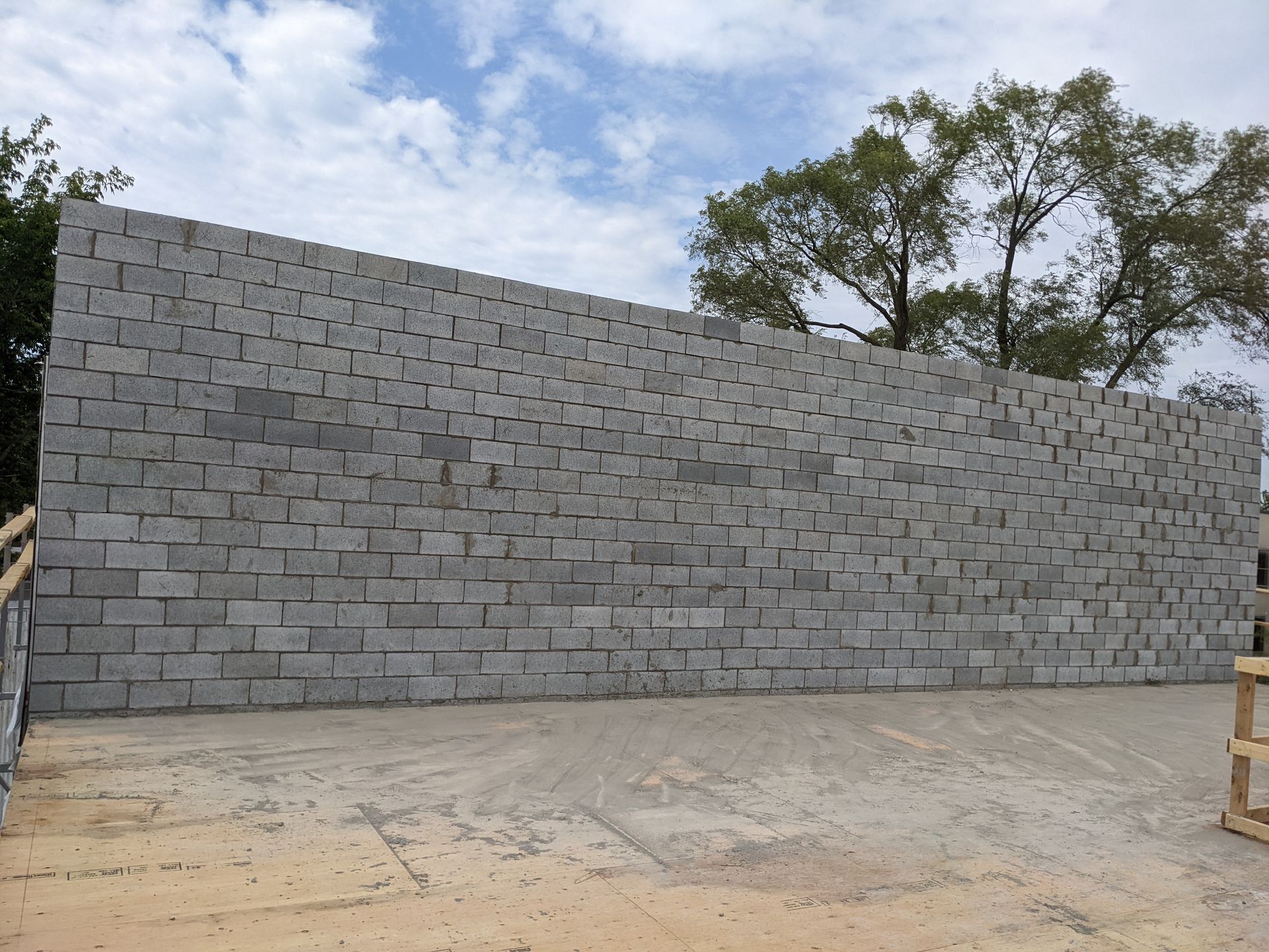 Un grand mur de briques avec des arbres en arrière-plan