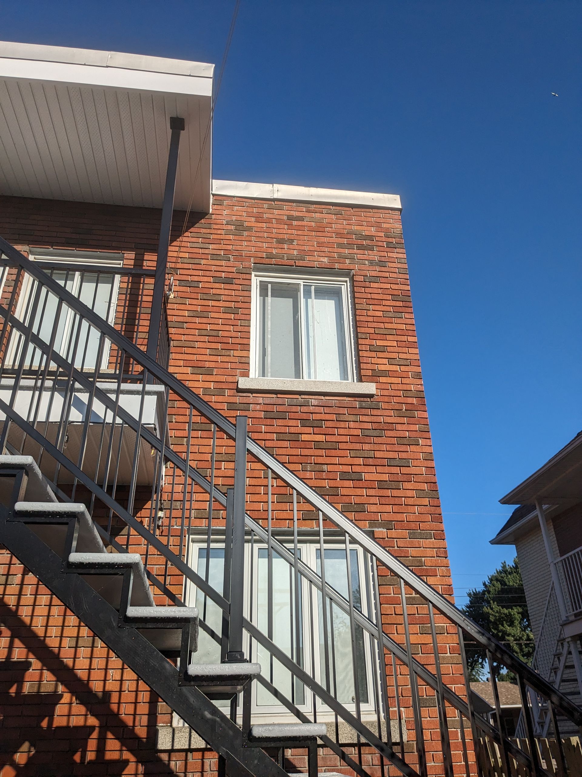 Un bâtiment en briques avec des escaliers qui y mènent