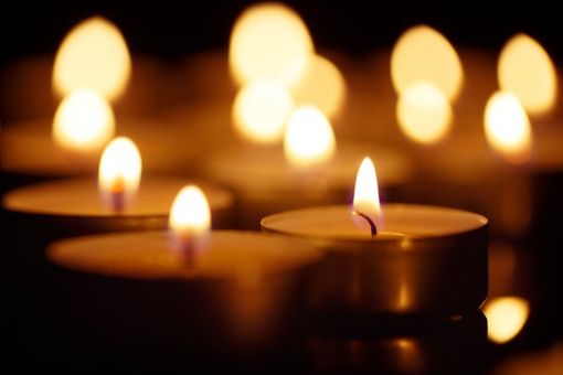 candele in una cerimonia funebre