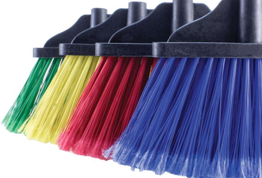 8300 - ESCOBA TIPO ABANICO CON FIBRA DE PVC - El Castor