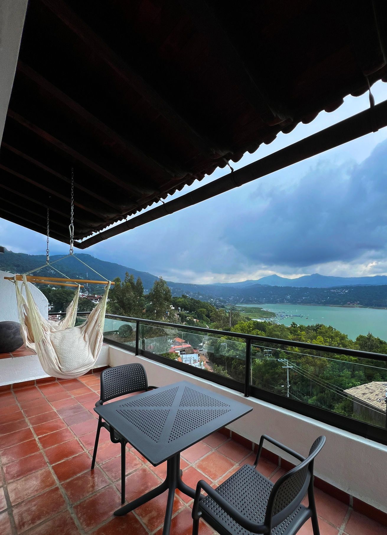 Un balcón con una mesa y sillas de Hanna Hotel Boutique