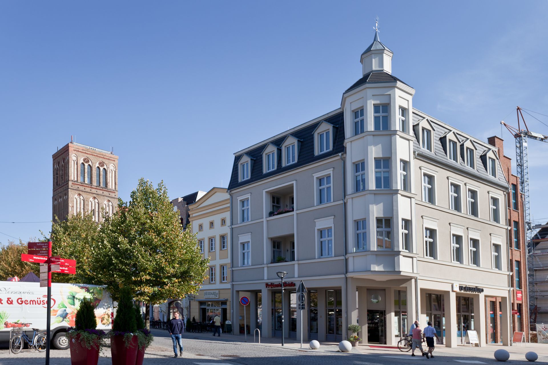 Ein großes Gebäude mit einem Turm darauf in einer Stadt.