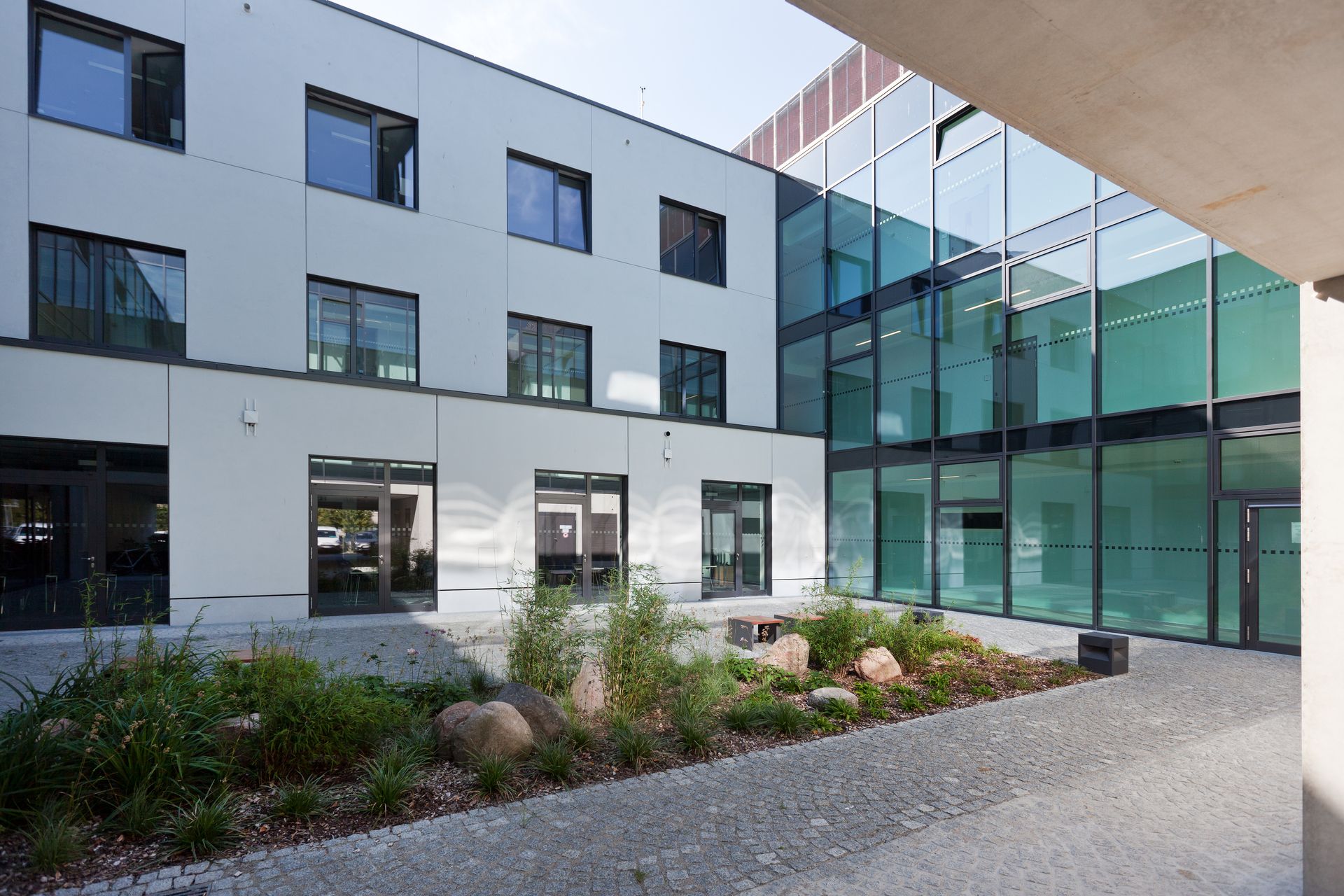 Ein großes weißes Gebäude mit vielen Fenstern