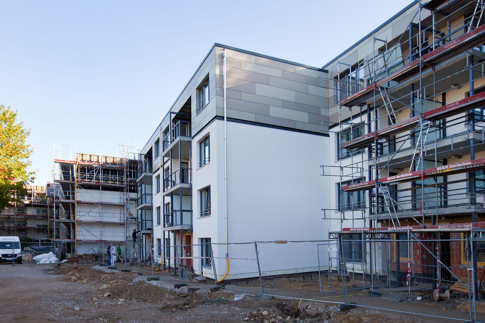 Ein im Bau befindliches Gebäude mit Gerüst darum herum