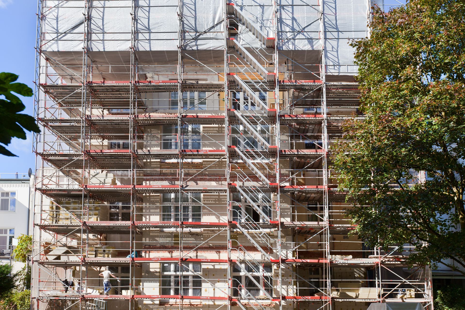 Ein großes Gebäude im Bau, umgeben von einem Gerüst.