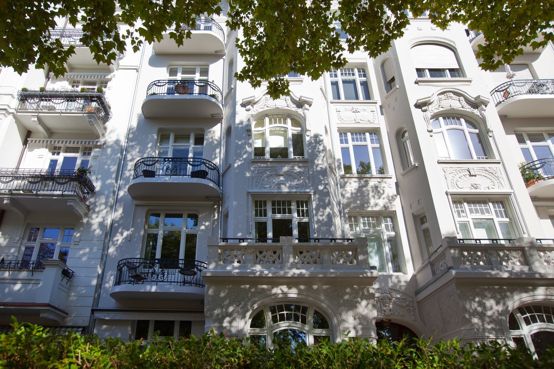 Ein Gebäude mit vielen Fenstern und Balkonen