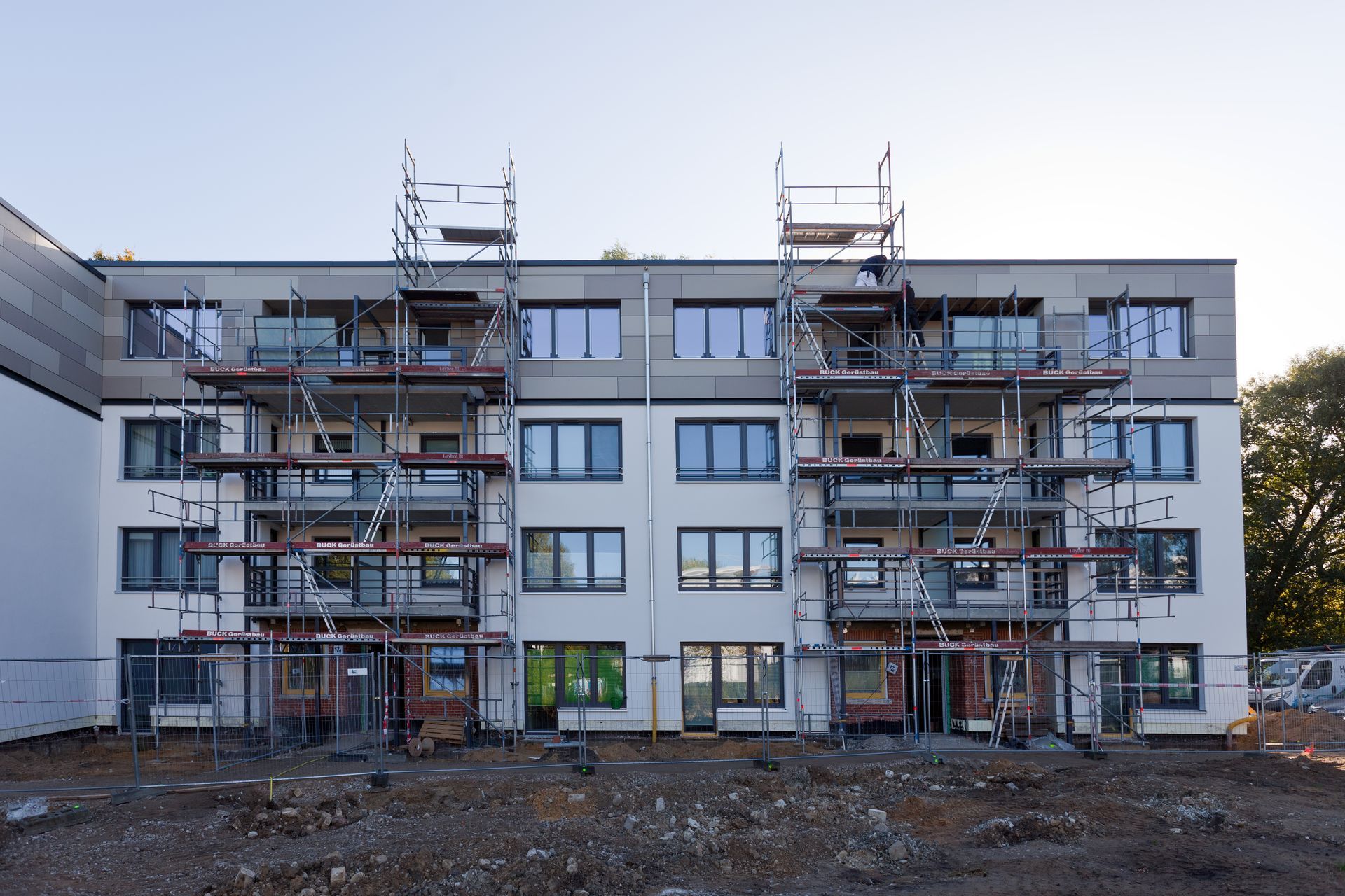 Ein im Bau befindliches Gebäude mit Gerüst darum herum