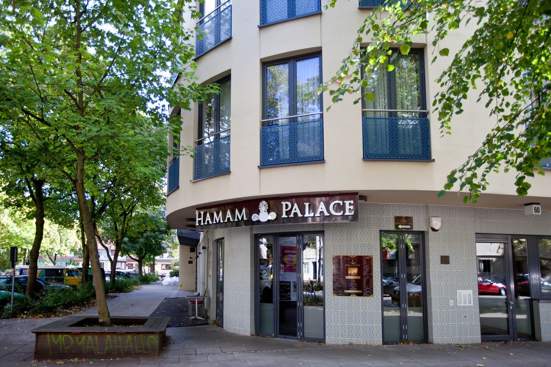 Ein Gebäude mit einem Schild mit der Aufschrift „Hamam Palace“