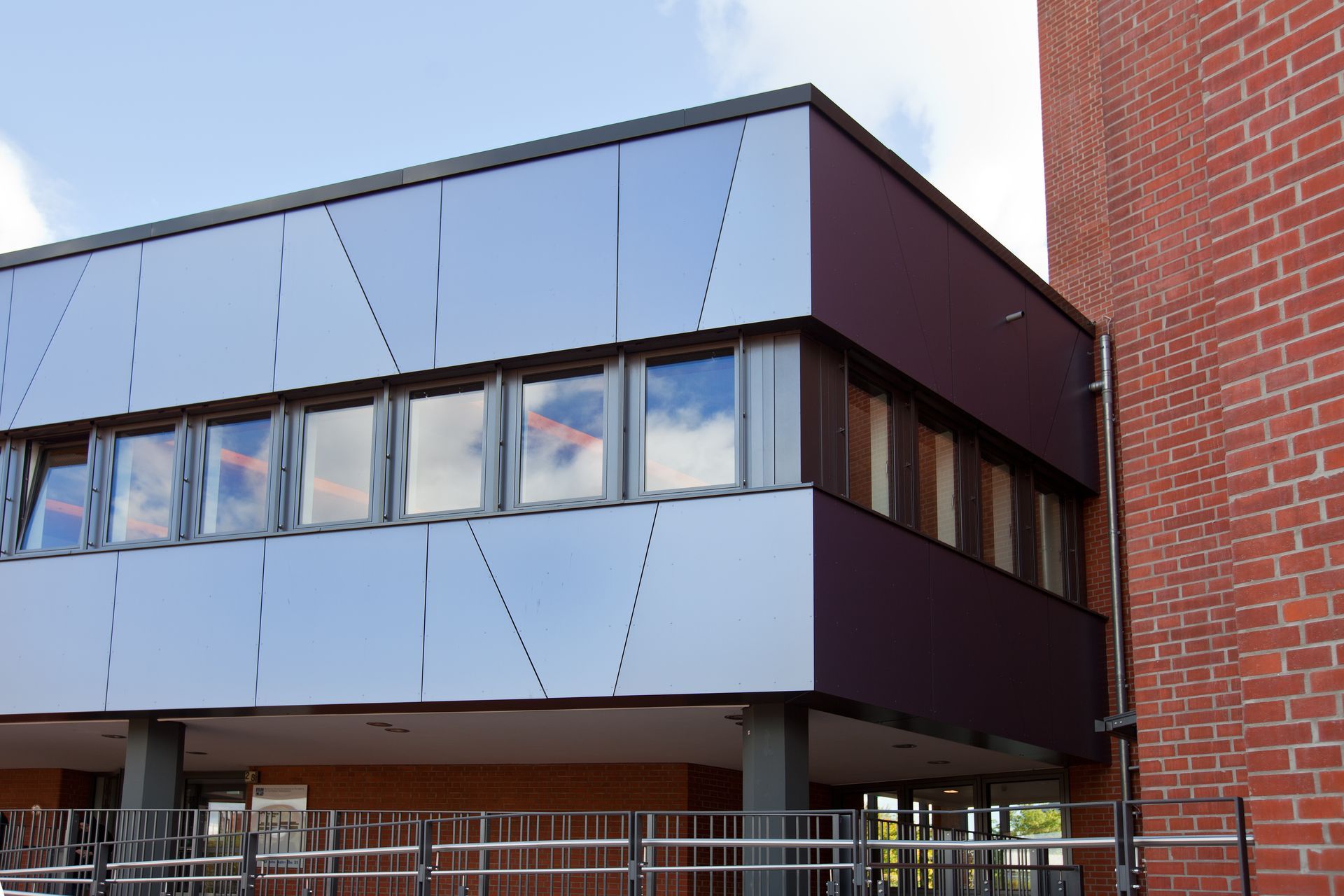 Ein Gebäude mit vielen Fenstern und einer Backsteinmauer