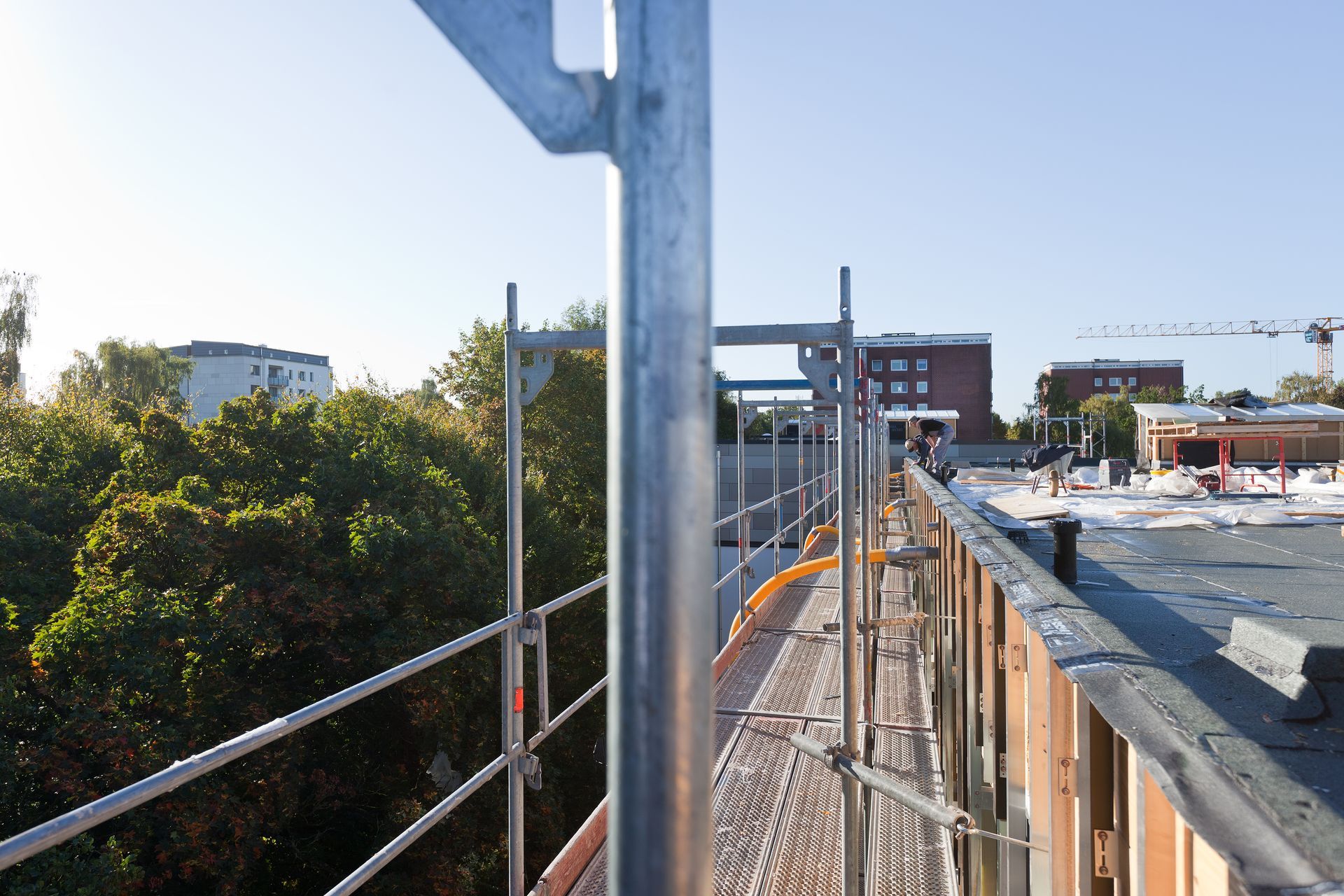 Eine Baustelle mit Gerüst an der Seite eines Gebäudes