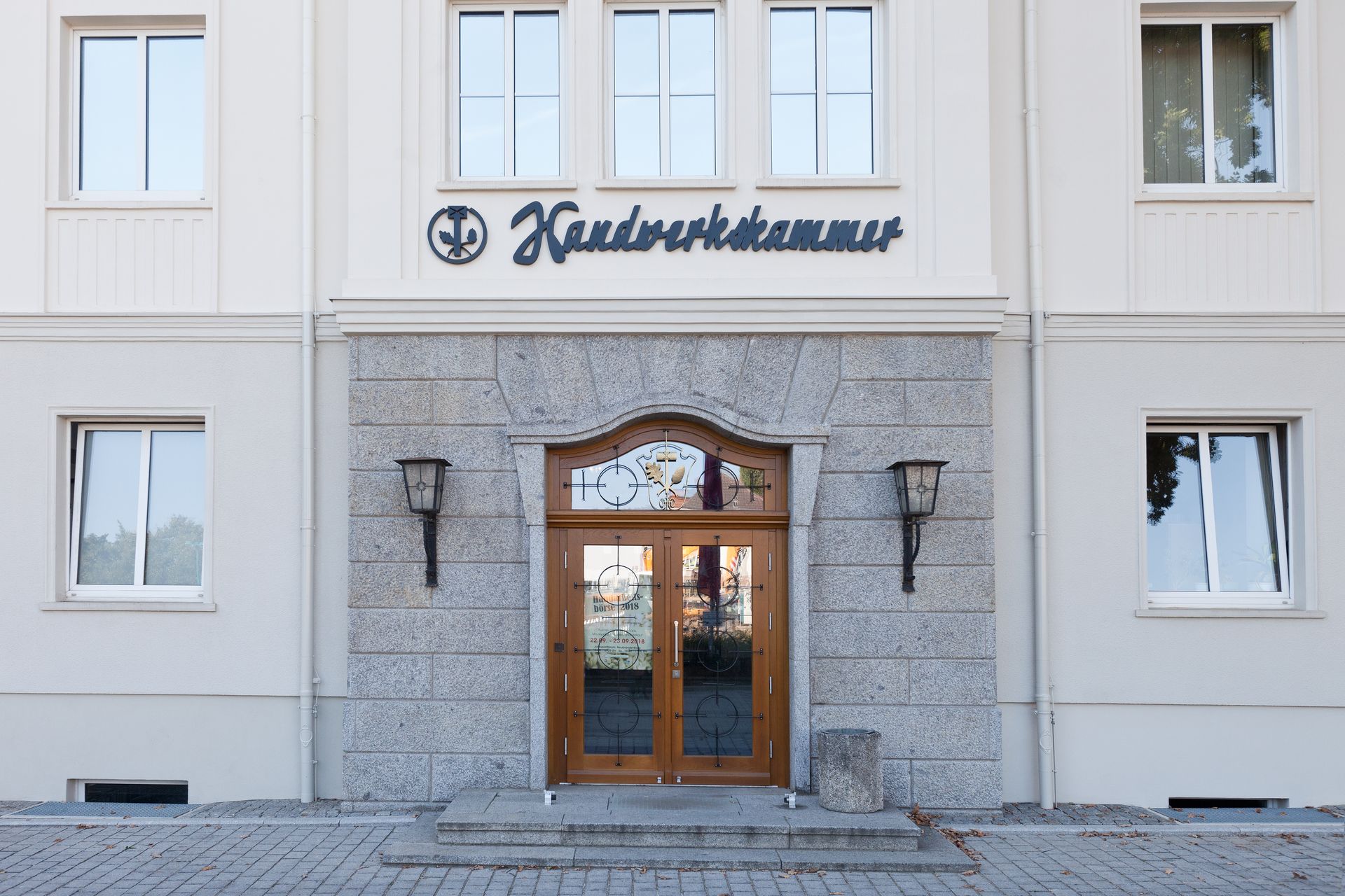 Ein Gebäude mit einem Schild mit der Aufschrift „Handwerkskammer“