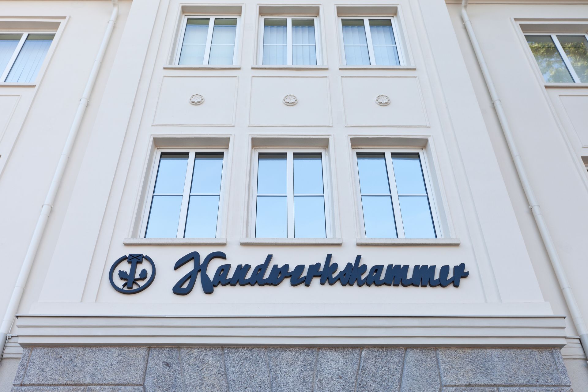 Ein Gebäude mit einem Schild mit der Aufschrift „Handwerkskammer“