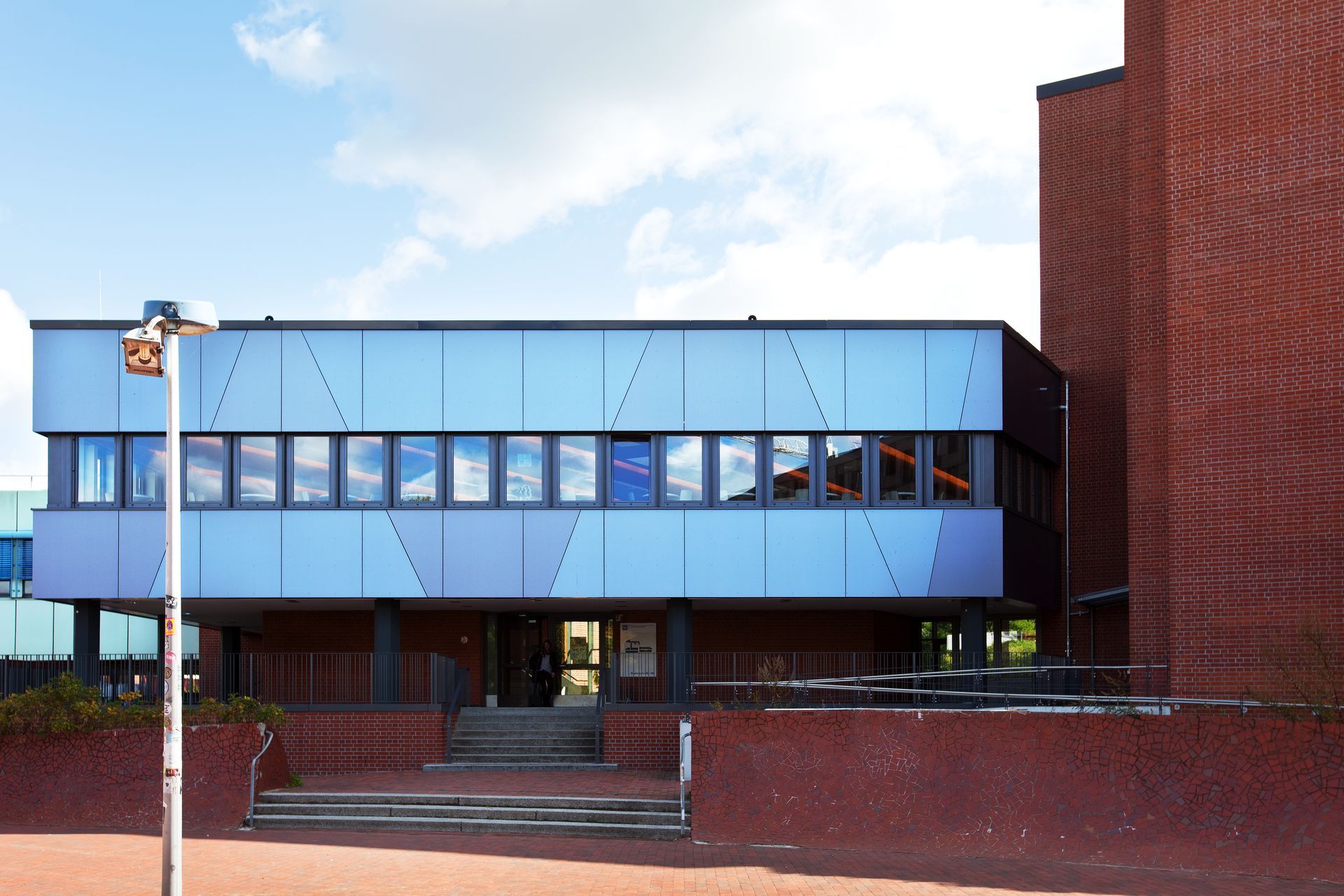 Teil eines Schulgebäudes in Frontalansicht mit vorgehängter hinterlüfteter Fassade