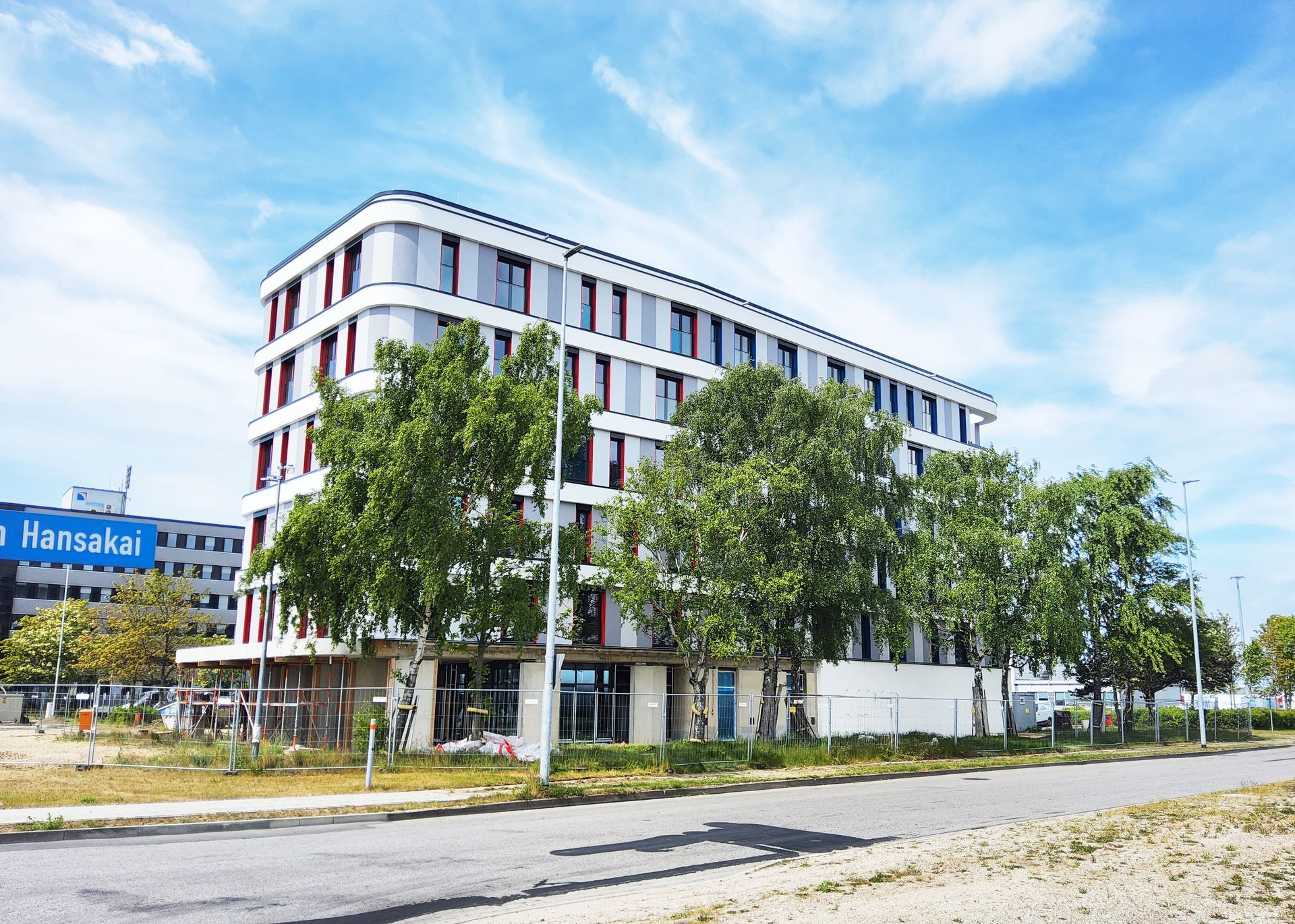 Ein großes modernes Gebäude mit Bäumen davor