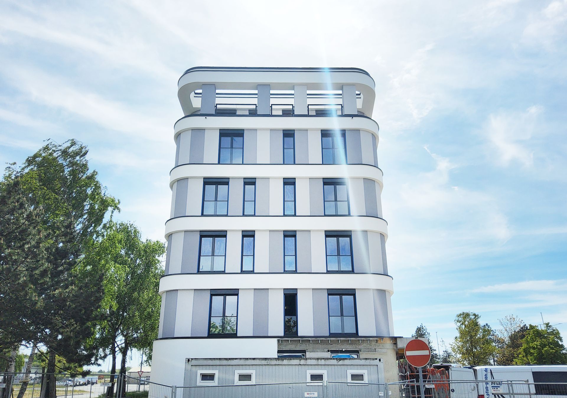 Ein großes modernes Gebäude mit vielen Etagen