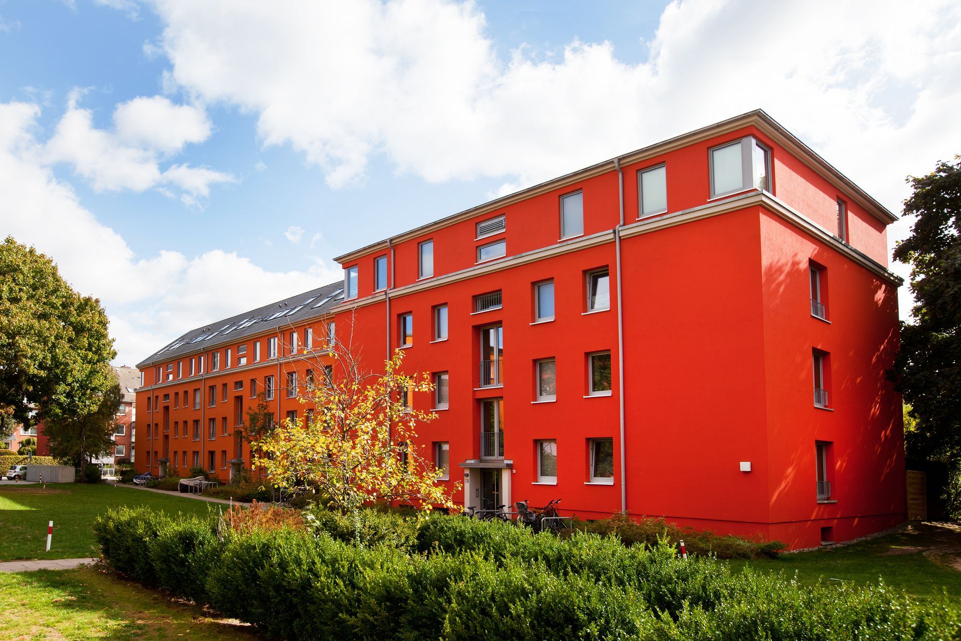 Ein großes rotes Gebäude mit vielen Fenstern