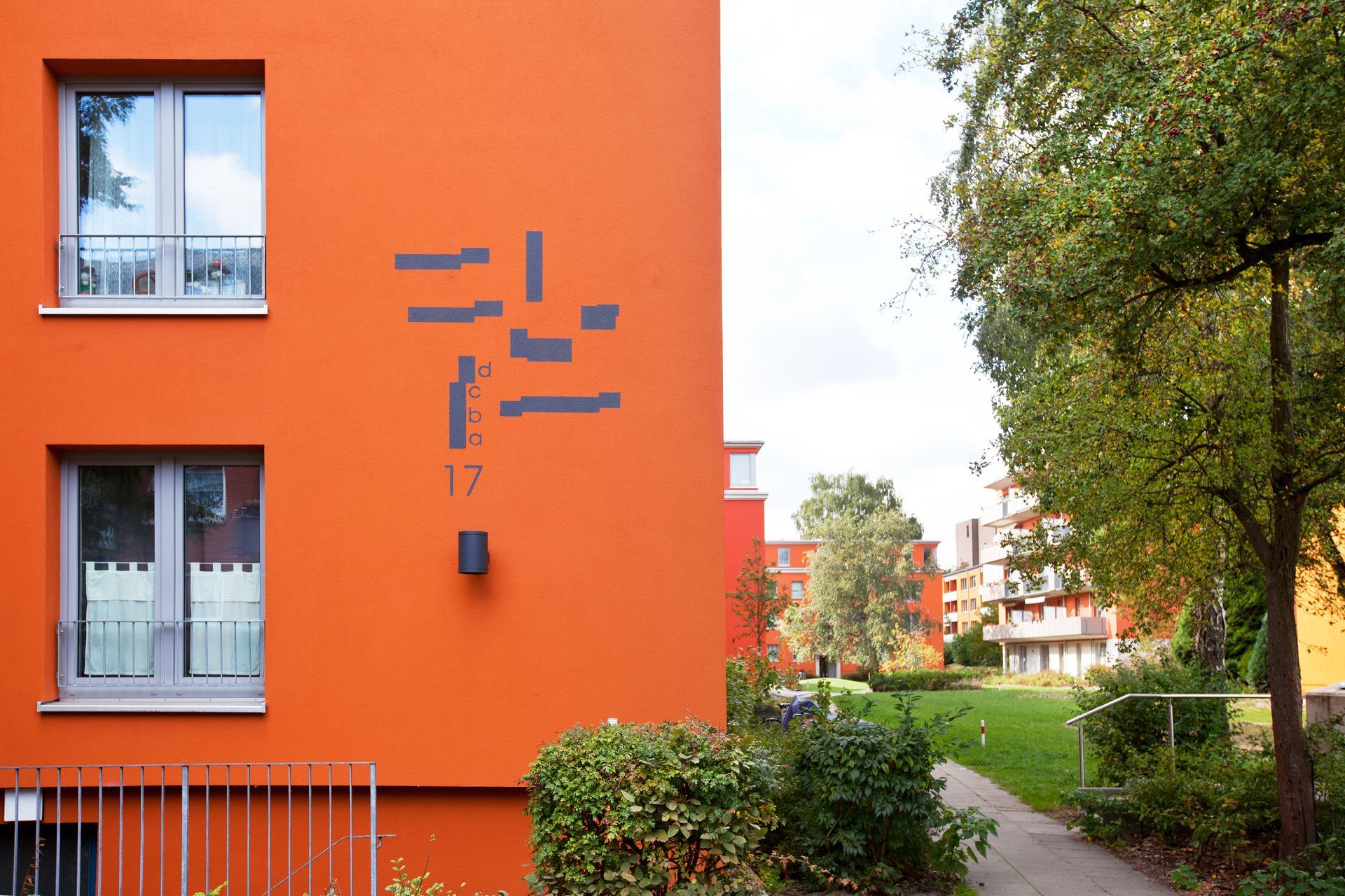 Ein orangefarbenes Gebäude mit der Nummer 17 darauf