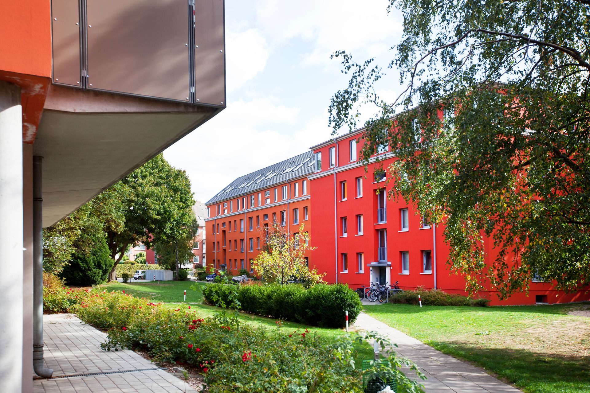 Ein großes rotes Gebäude mit vielen Fenstern