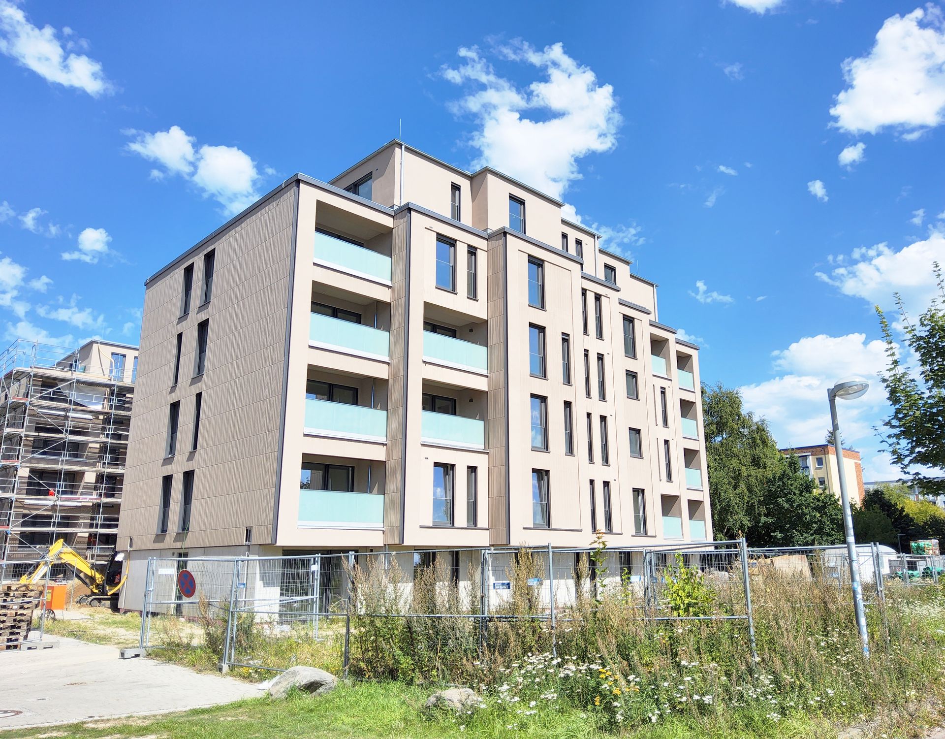 Ein großes Mehrfamilienhaus m