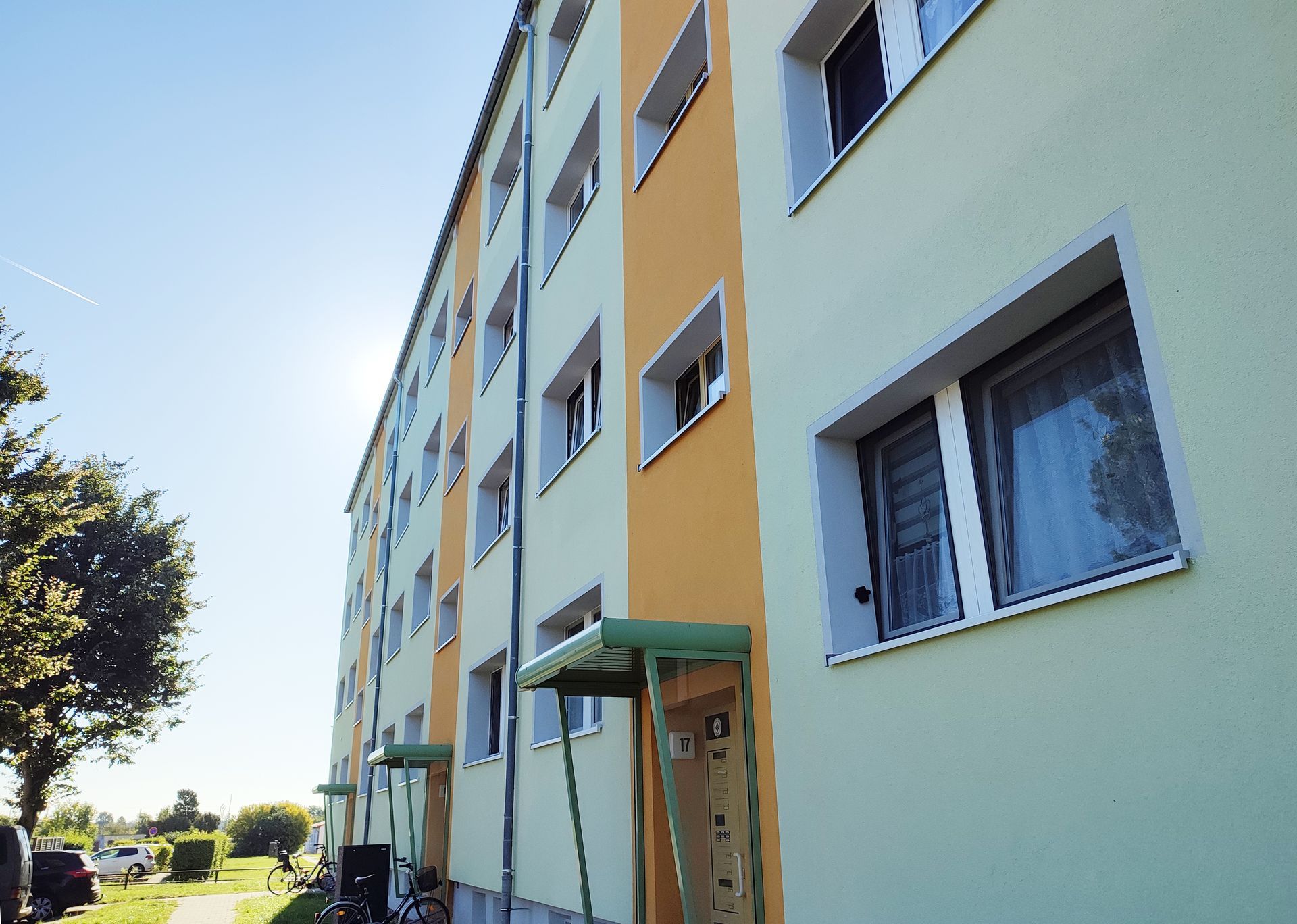 Ein Eingangsbereich eine Mehrfamilienhauses