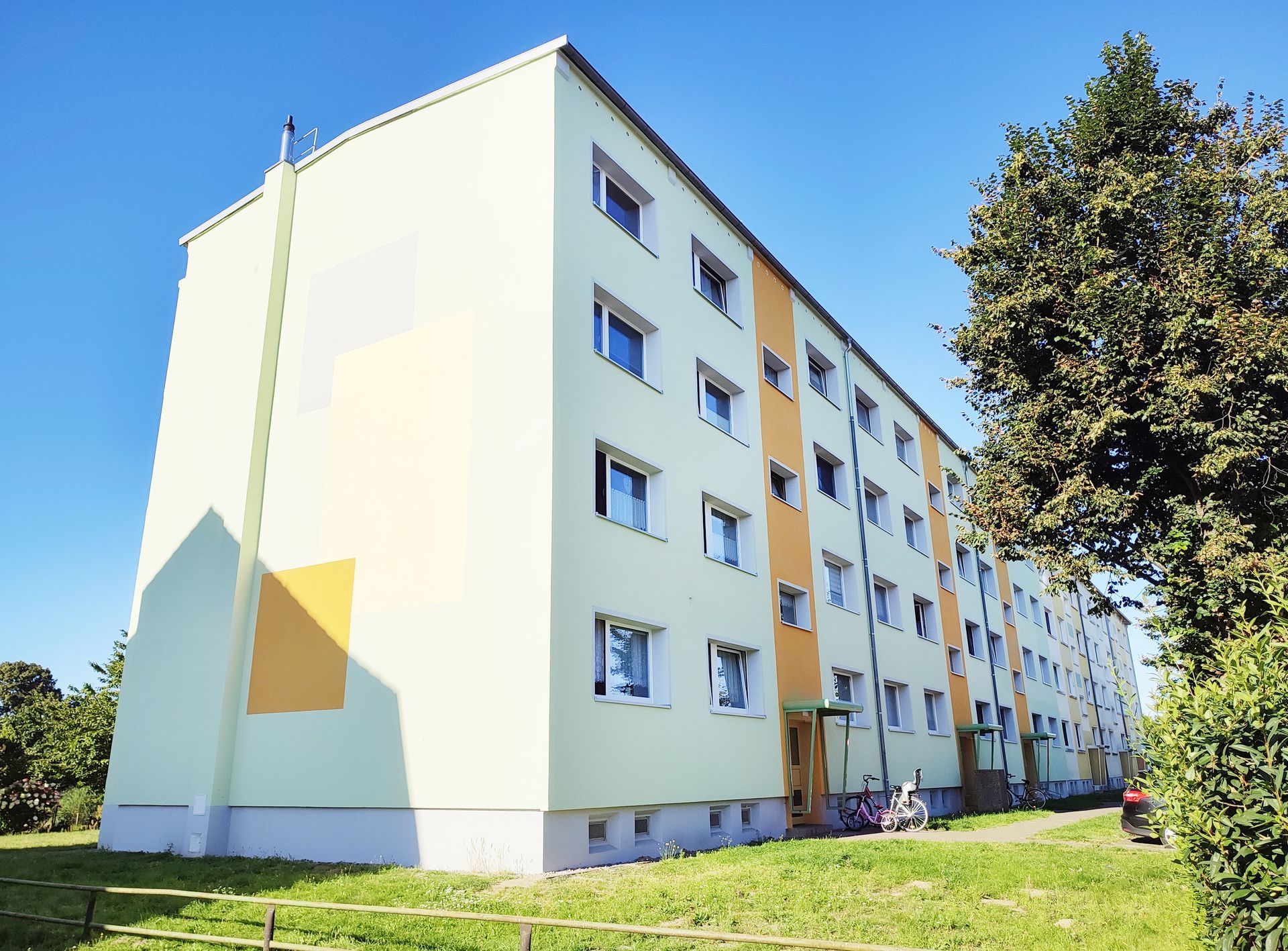 Die Eingangsfront eines Mehrfamilienhauses