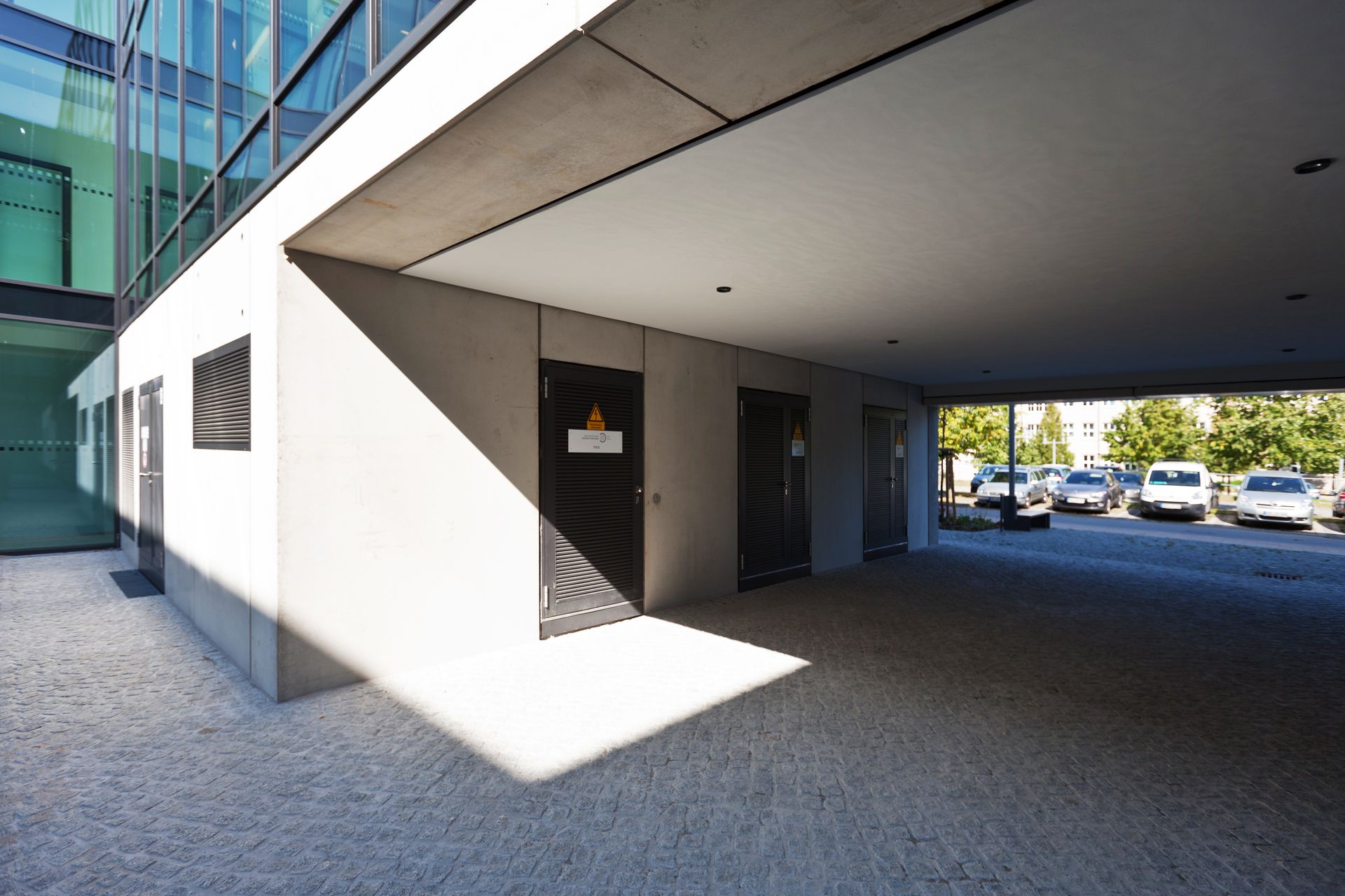 Ein weißer Durchgangsbereich zum Innenhof