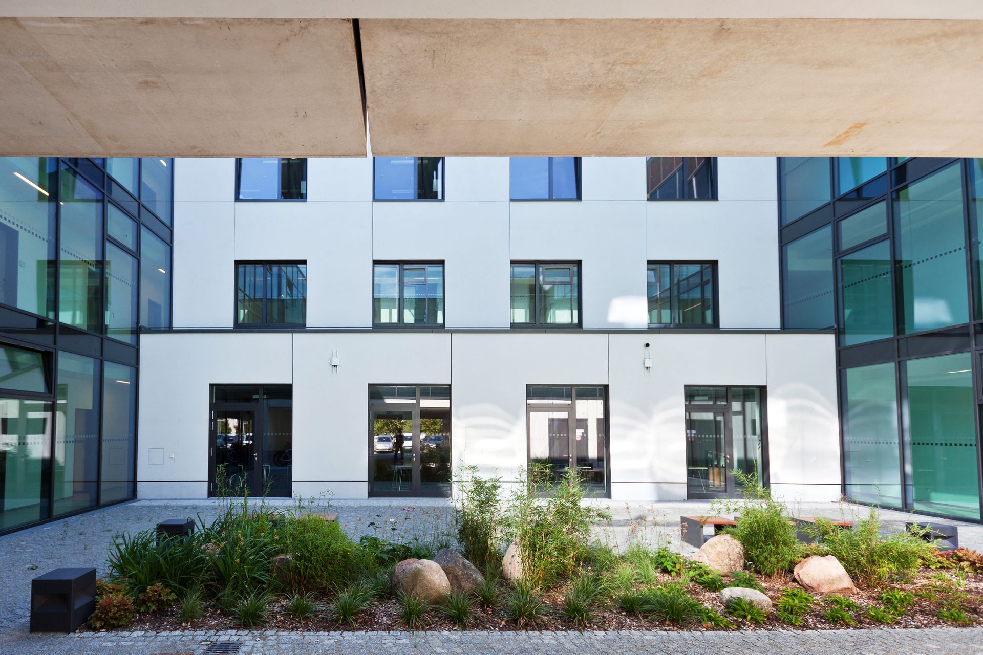 Eine weiße abgesetzte Gebäudewand mit vielen Fenstern