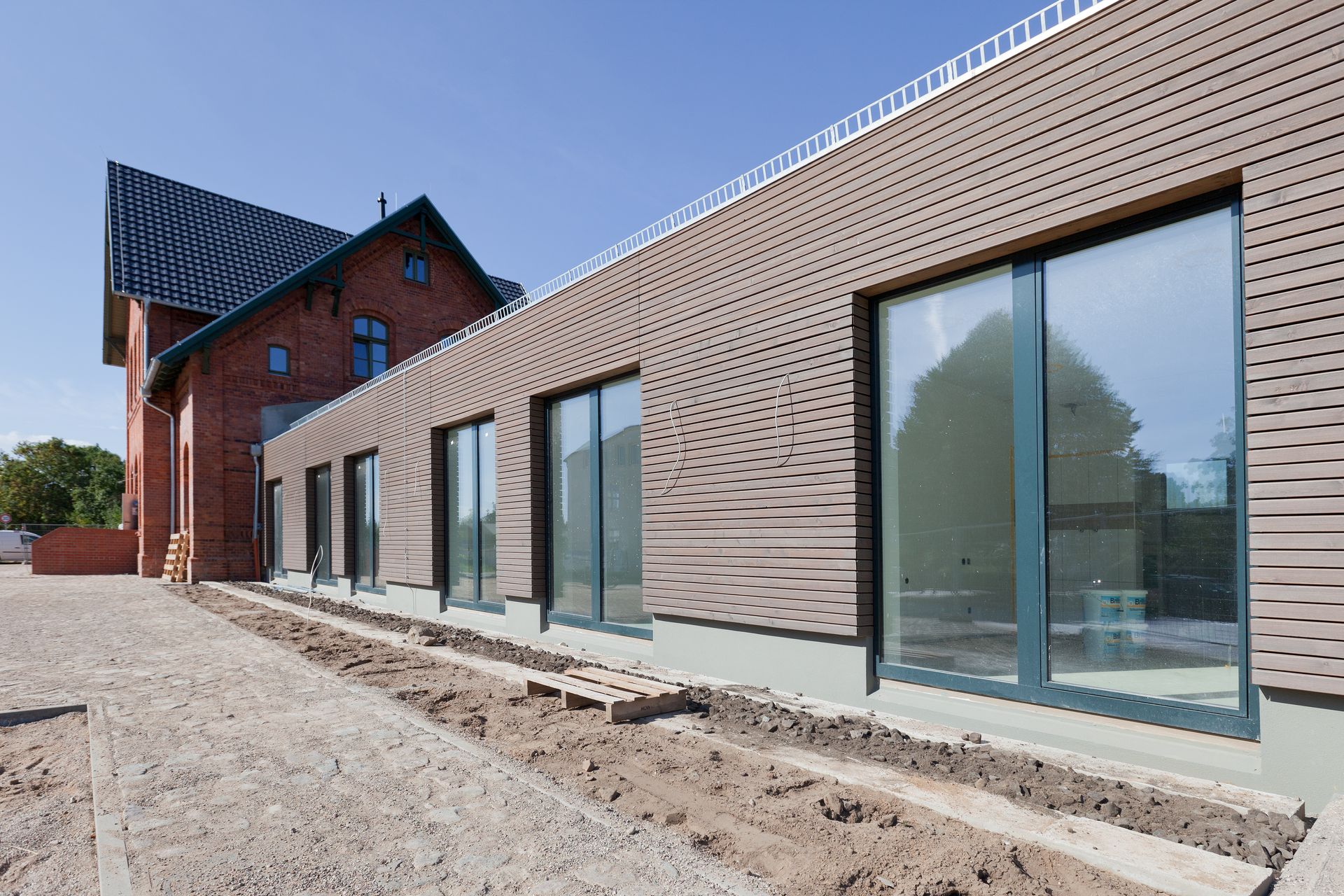 Es entsteht ein großes Gebäude mit vielen Fenstern.