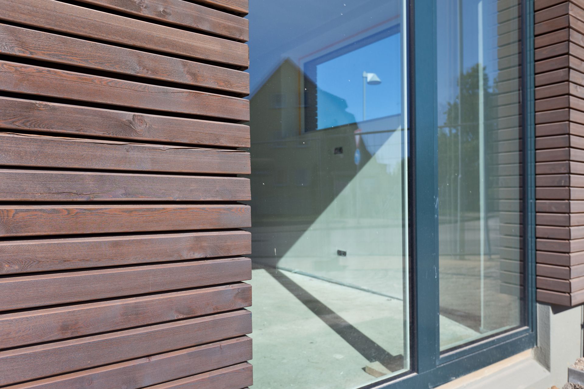 Ein Fenster mit der Spiegelung eines Gebäudes darin