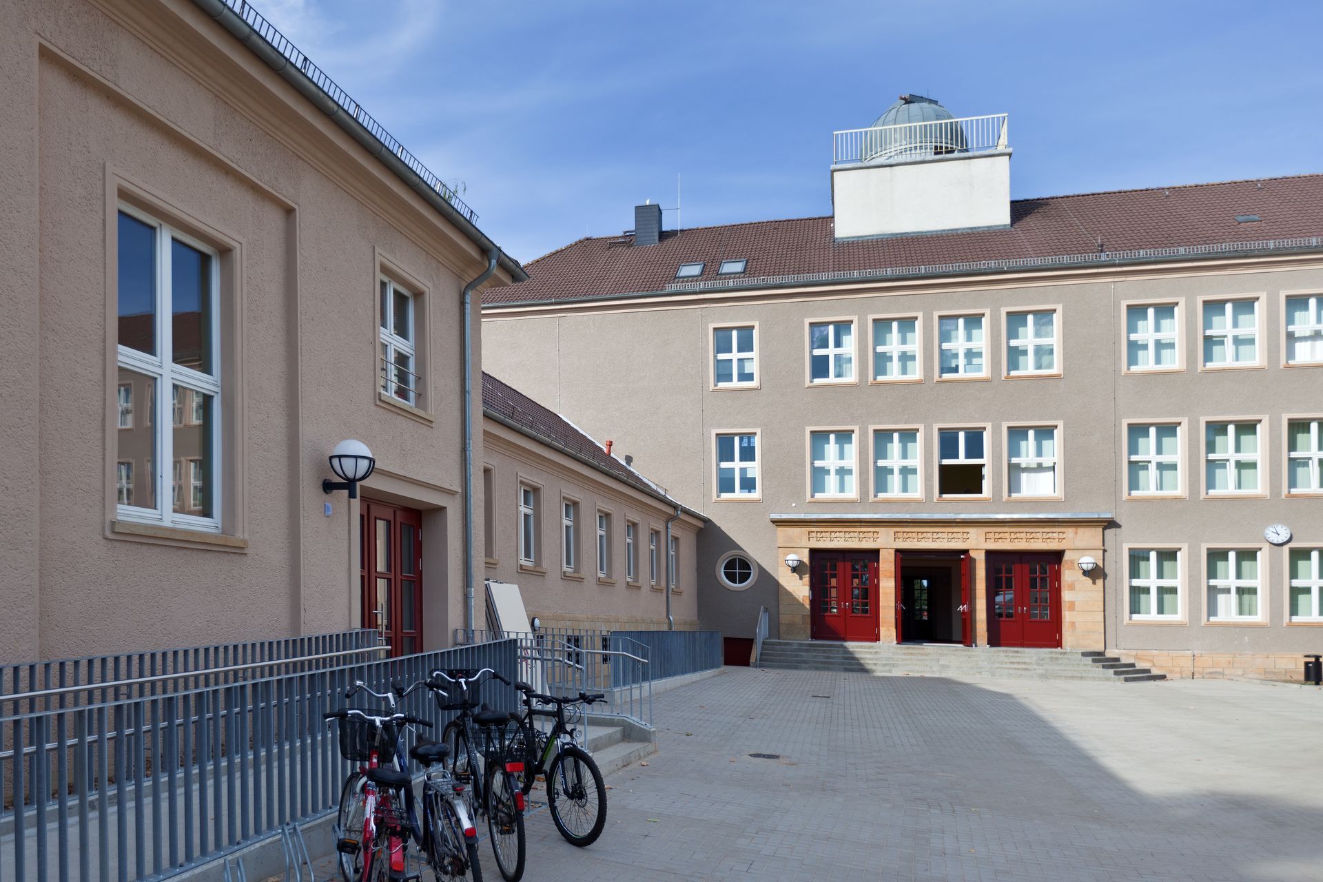 Eine Reihe von Fahrrädern sind vor einem großen Gebäude geparkt