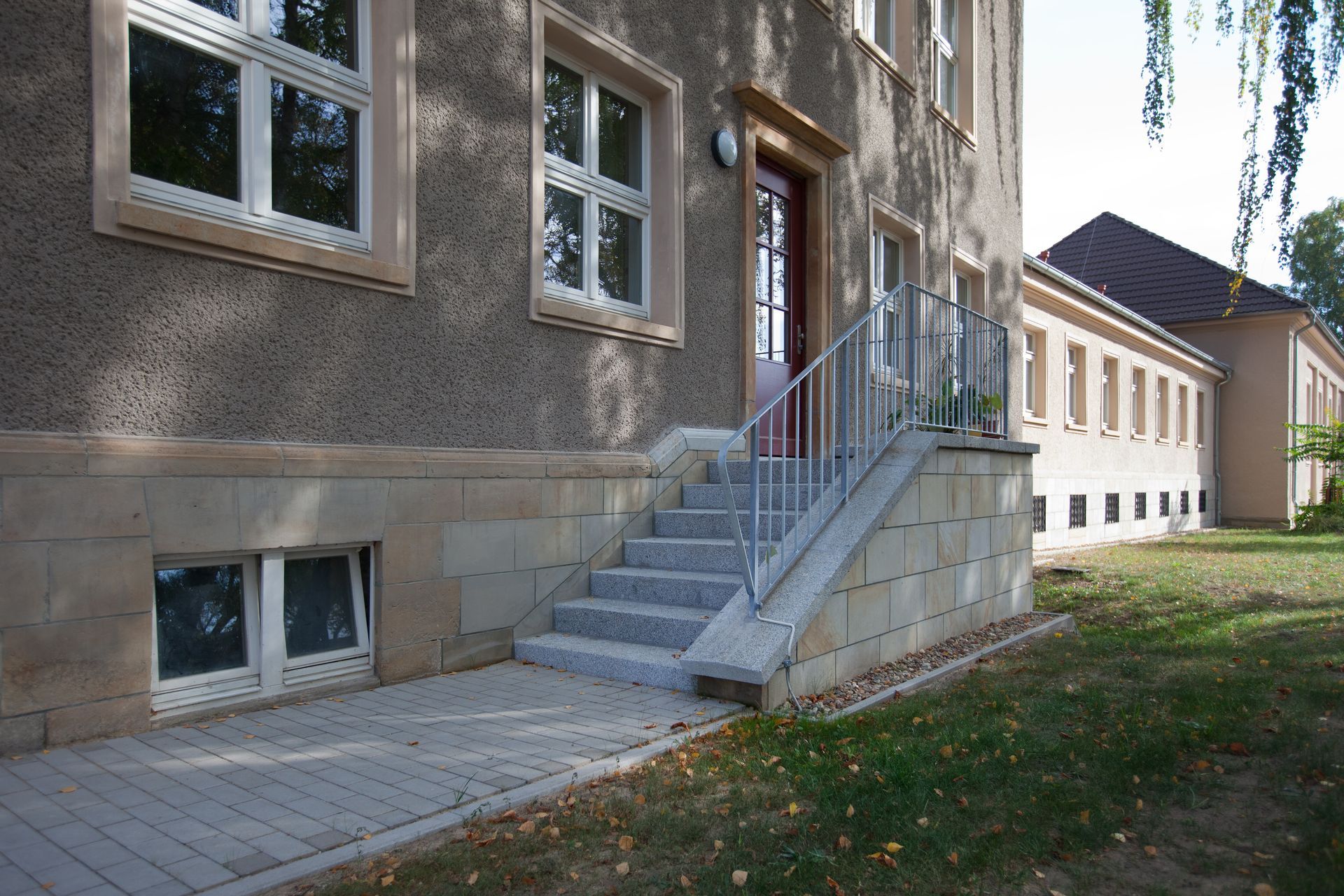 Ein Gebäude mit Treppen, die zur Eingangstür hinaufführen