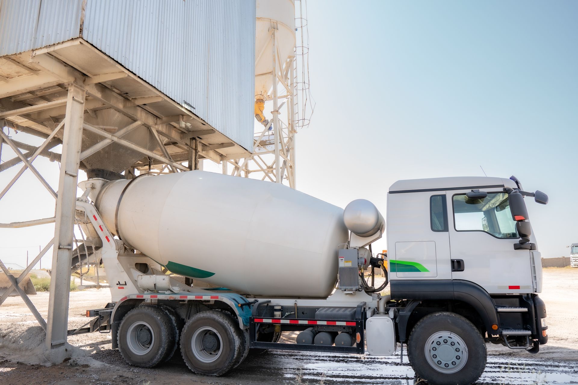 A concrete mixer truck is loading concrete mortar.