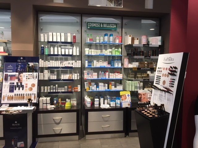ampia esposizione di prodotti di cosmesi e bellezza