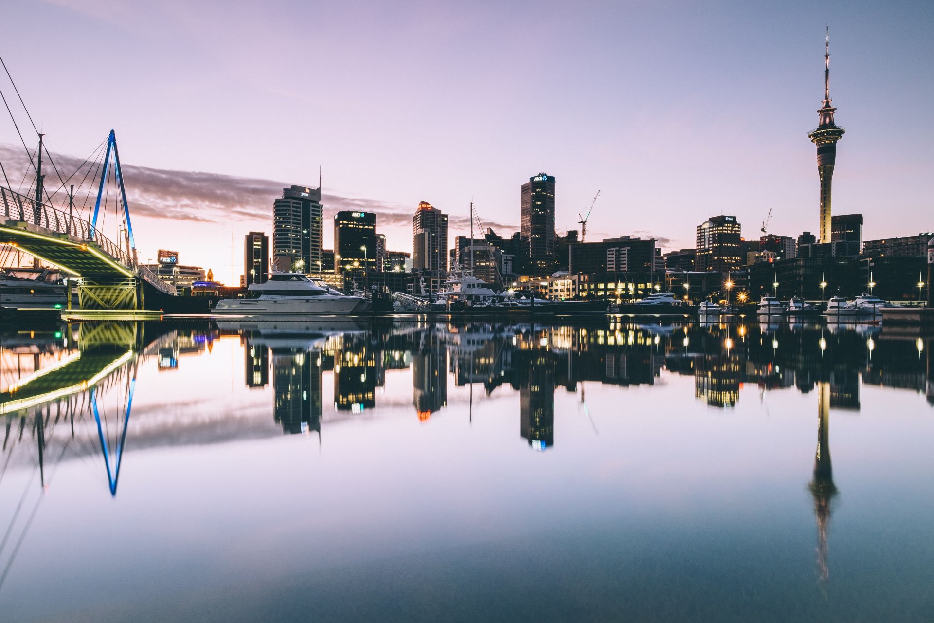 Imagem da cidade de Auckland com rio em primeiro plano