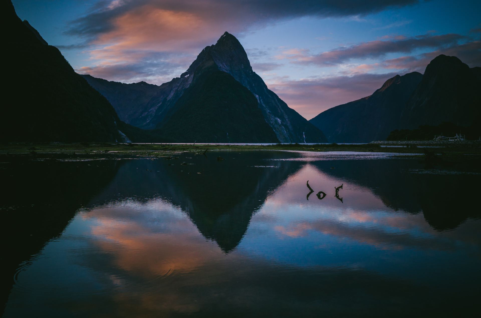 Montanha e Lago ao pôr do sol em Milford Sound, Nova Zelândia