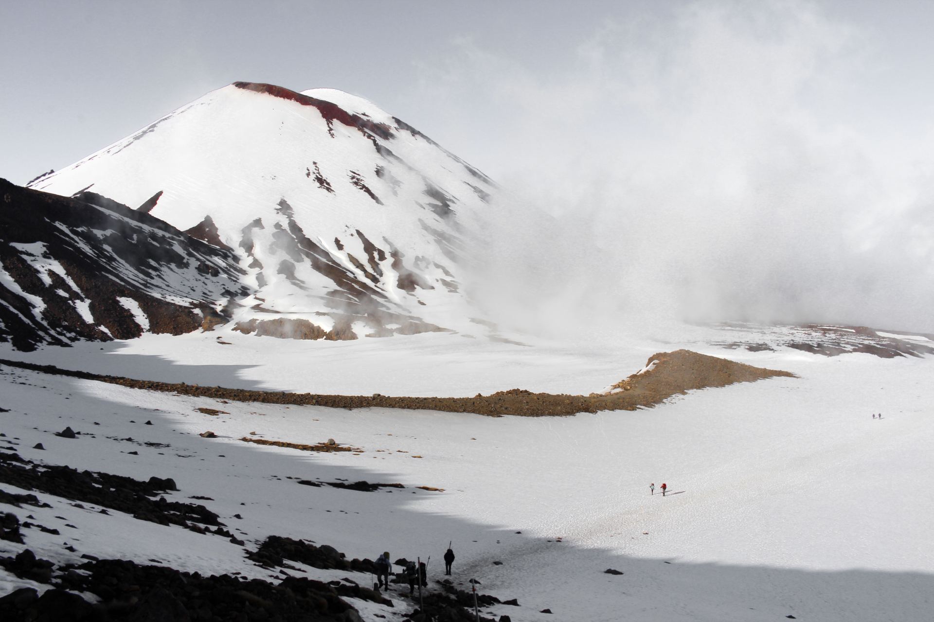 Imagem de montanha e paisagem coberta pela neve em Tongariro Alpine Crossing, Nova Zelândia
