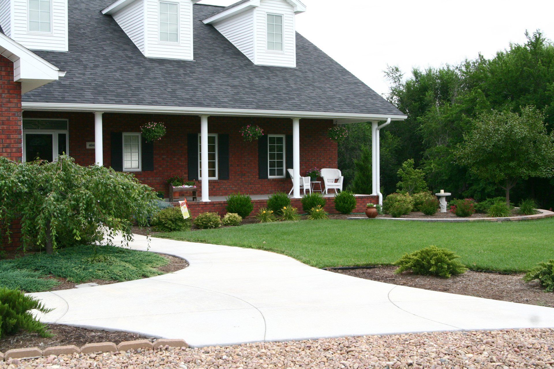 landscape design in pratt, ks with younie lawnscapes