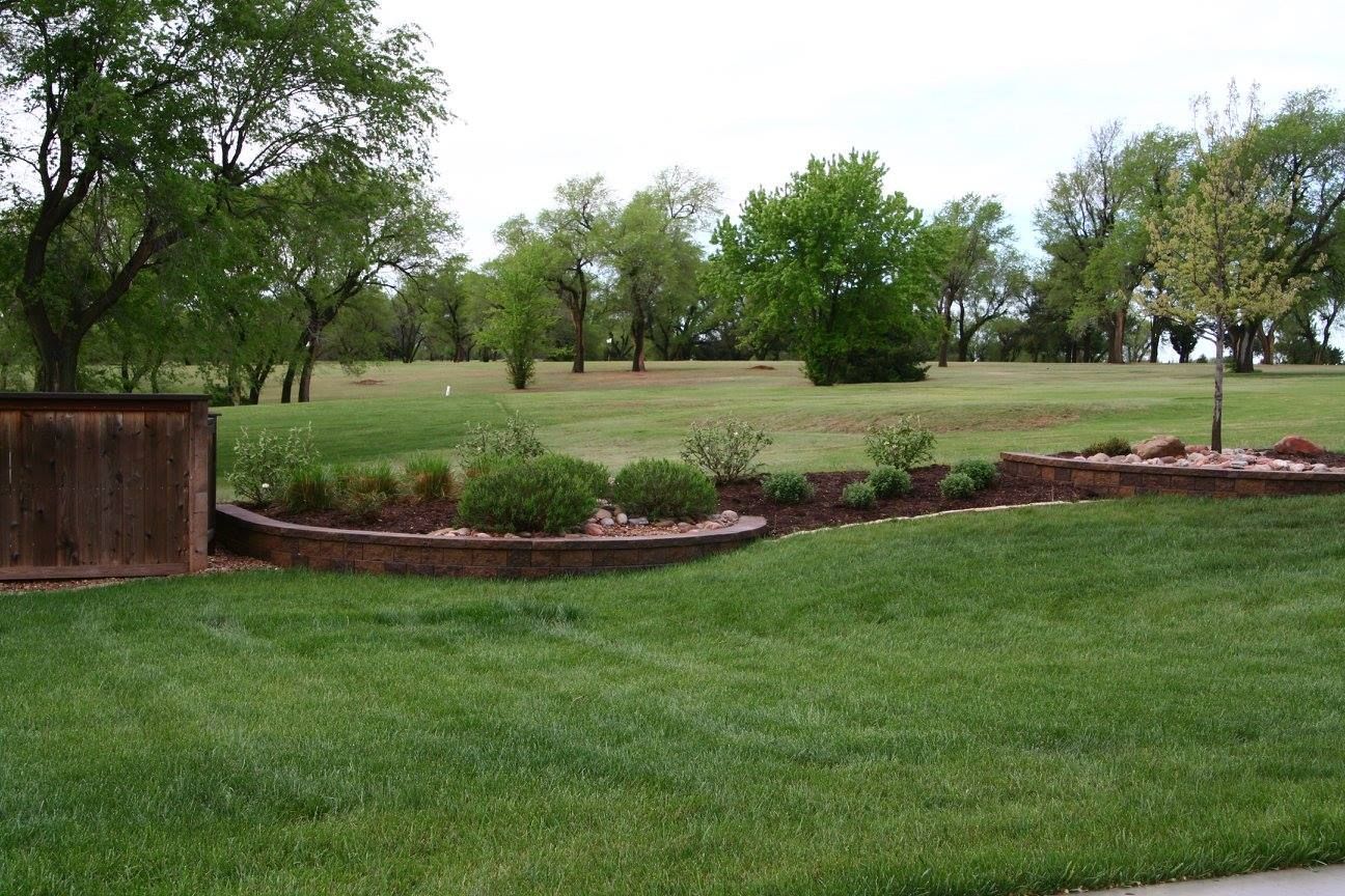 landscape design in pratt, ks with younie lawnscapes