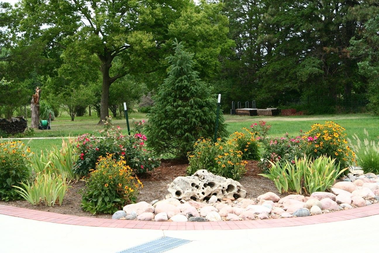 landscape design in pratt, ks with younie lawnscapes