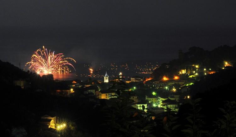 vista notturna della zona residenziale con fuochi d'artificio colorati