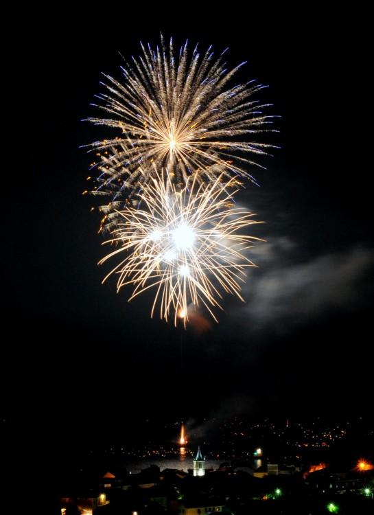 felice anno nuovo con sfondo fuochi d'artificio