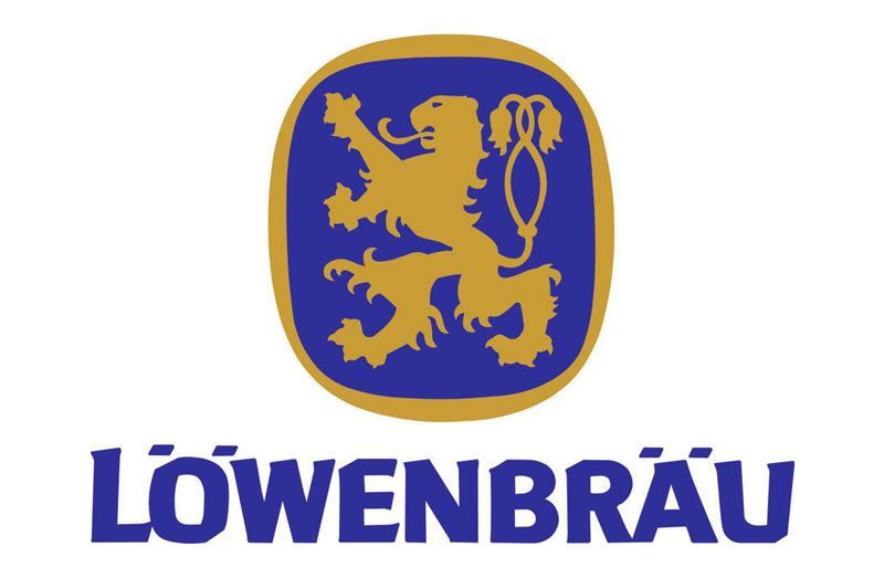 Logo Löwenbräu: leone dorato rampante all'interno di un ovale blu, testo blu sotto.