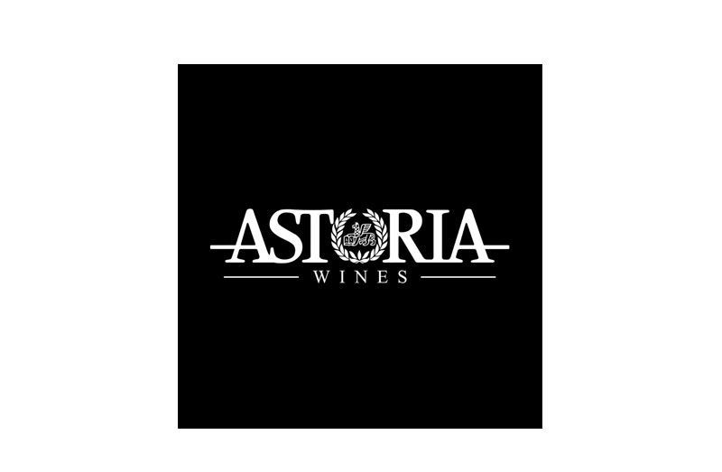 Logo Astoria Wines su sfondo nero; testo bianco con dettaglio di corona d'alloro.