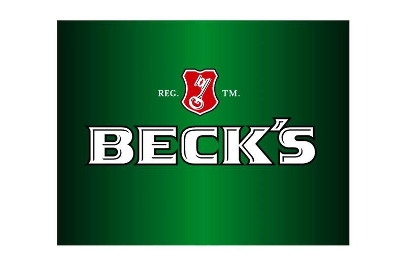 Logo della birra Beck's su sfondo verde sfumato, testo e stemma bianchi.
