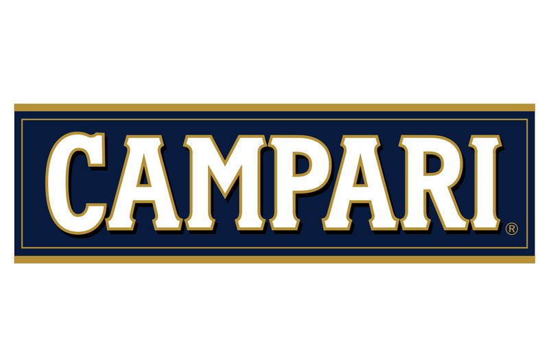 Logo Campari su un rettangolo blu scuro con bordo dorato; lettere bianche.