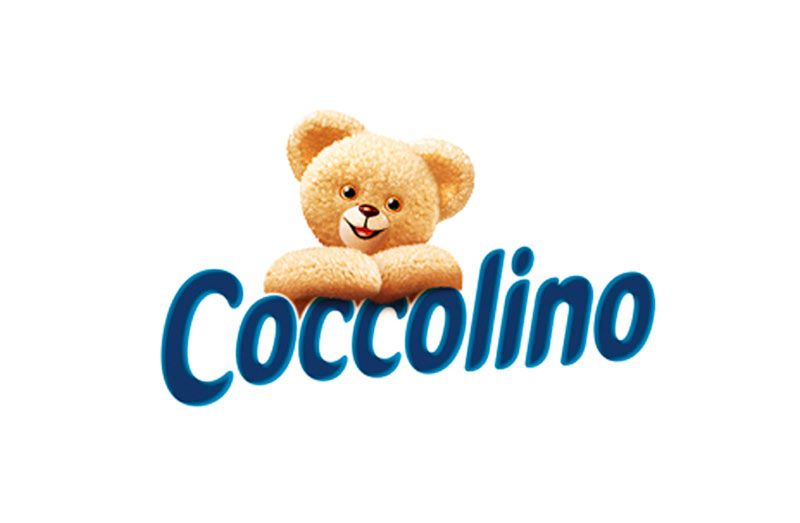 Logo per l'ammorbidente Coccolino. Un orsacchiotto sorridente sopra il nome del marchio in corsivo blu.