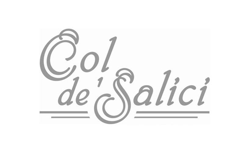 Logo Col de' Salici in grigio, carattere corsivo con vortici decorativi sopra le lettere.