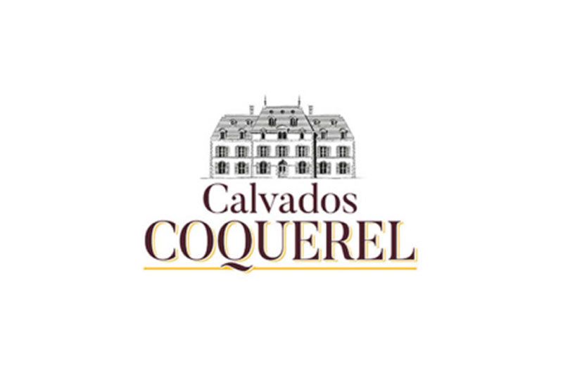 Logo Calvados Coquerel: disegno di una villa sopra il testo in marrone; sottolineatura color crema.